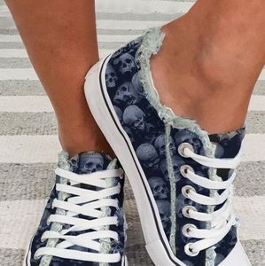 Skull and crossbones lace-up sneakers